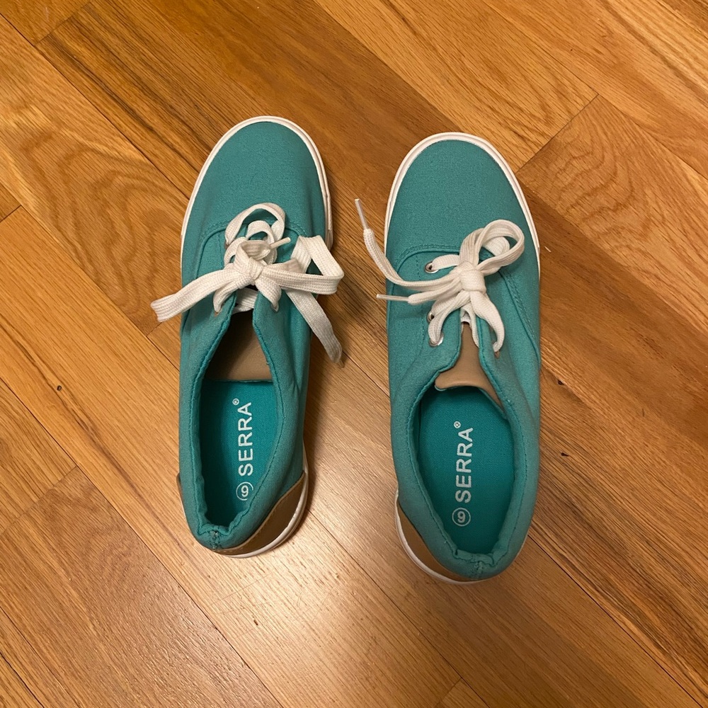 Serra Women’s Sneakers size 9 BNIB